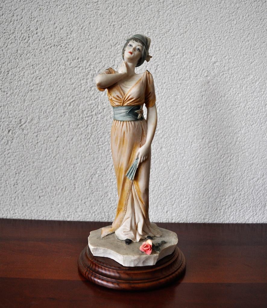 Beeld Capodimonte Sculptuur Vrouw Figuur 26,5 cm OPHALEN, Antiek en Kunst, Ophalen
