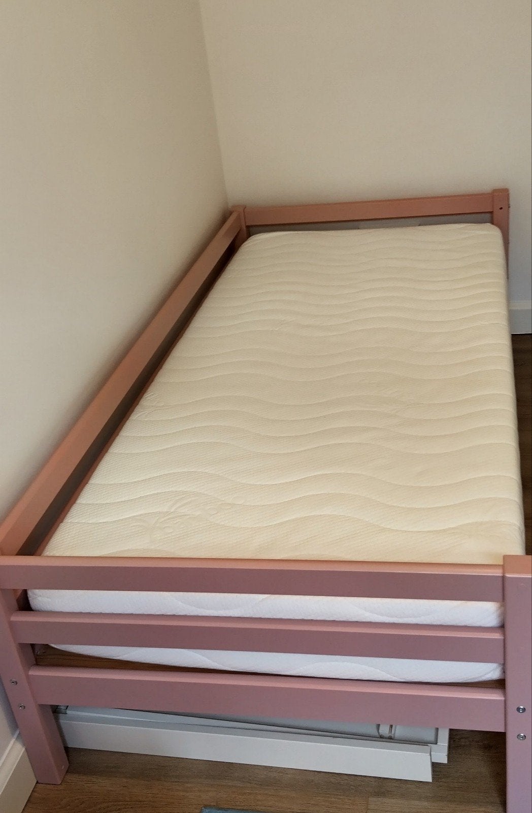 HoppeKids Pink Bed 90x200 + Bamboo Mattress - Non toxic, Ophalen, Zo goed als nieuw, 180 cm of meer, 85 tot 100 cm