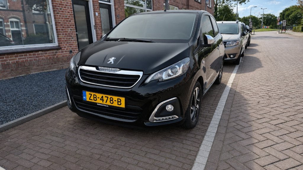 Peugeot 108 1.0 E-vti 72pk 3D 2019 Zwart, Auto's, Voorwielaandrijving, Zwart, 4 stoelen, Zwart