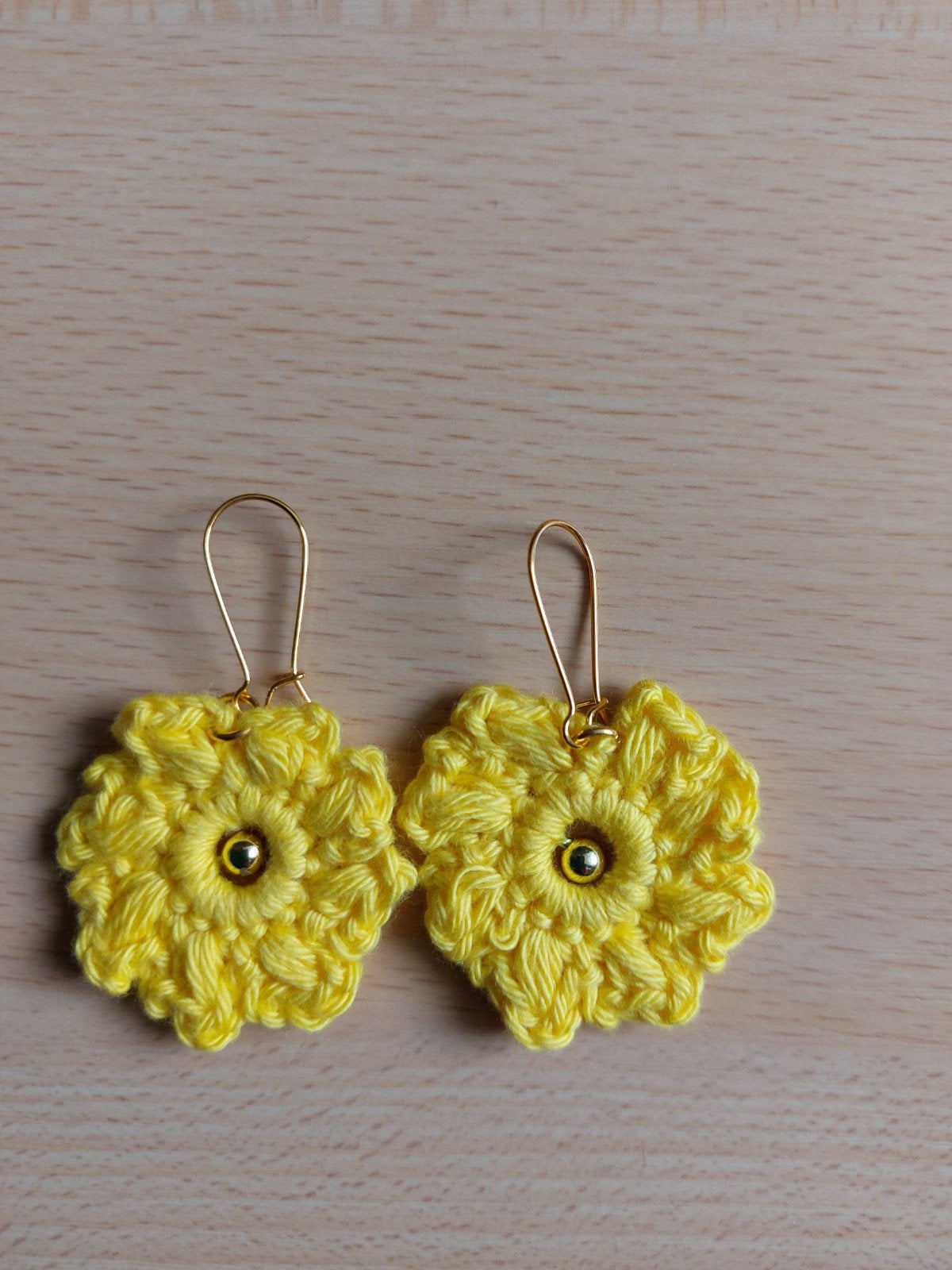 Handgemaakte gehaakte oorbellen - Gele bloem, Sieraden, Tassen en Uiterlijk, Oorbellen, Overige materialen, Hangers, Geel, Nieuw