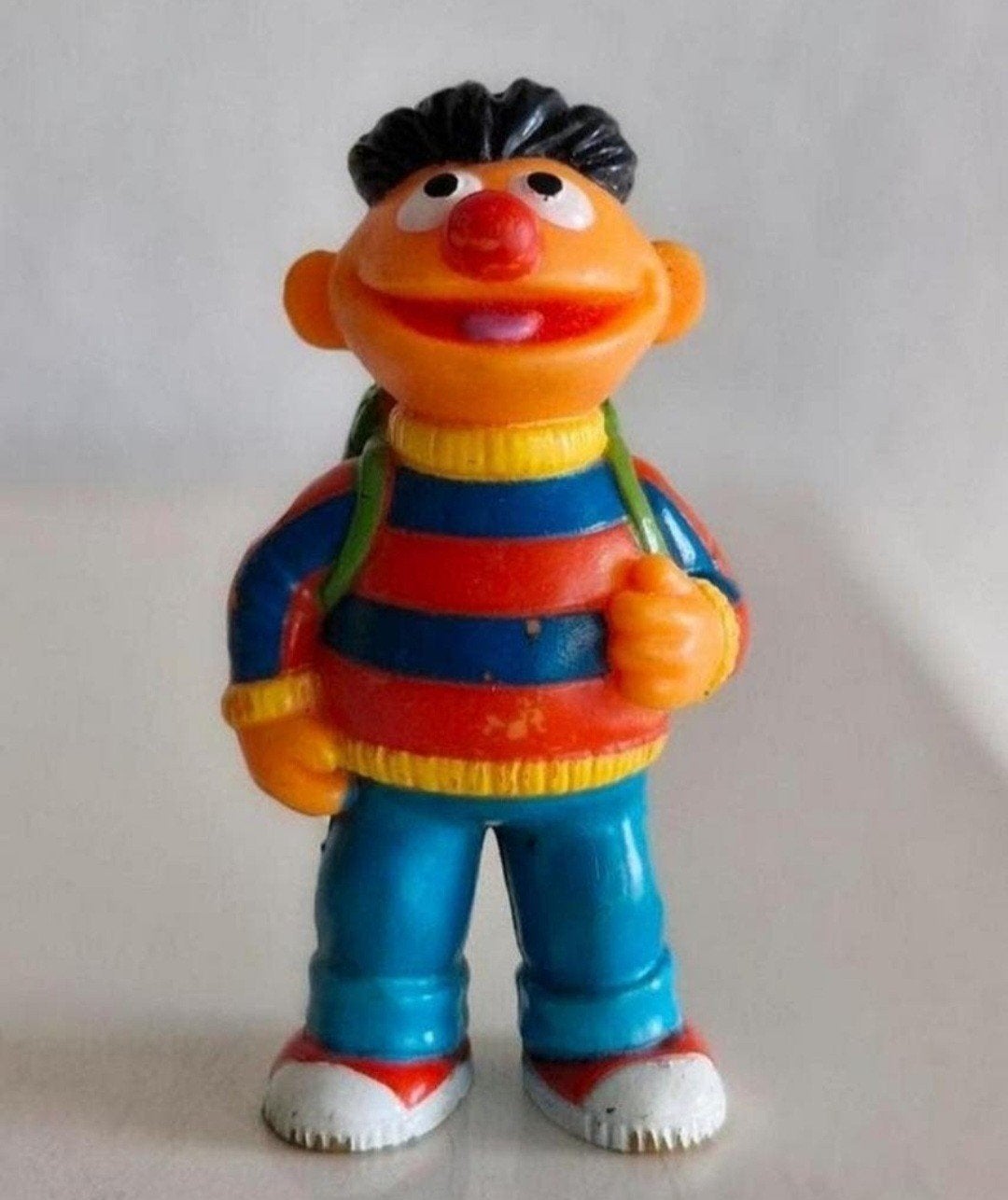 Vintage Bert Sesamstraat figuur met rugzak, Verzamelen, Poppetjes en Figuurtjes, Ophalen of Verzenden, Gebruikt