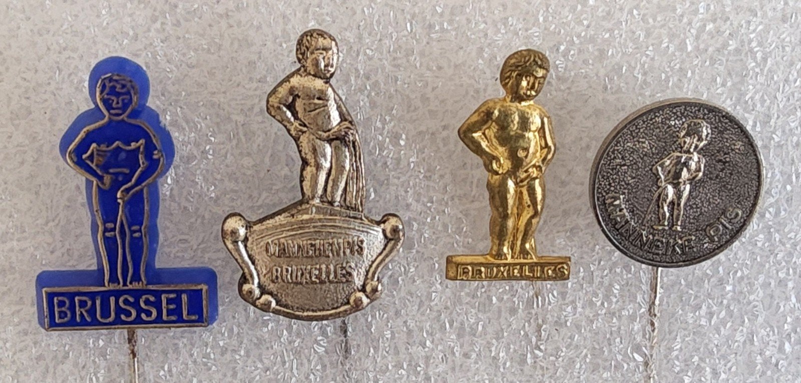 4 Manneken Pis Speldjes - Brussel Souvenirs, Ophalen of Verzenden, Gebruikt, Overige onderwerpen, Speldje of Pin