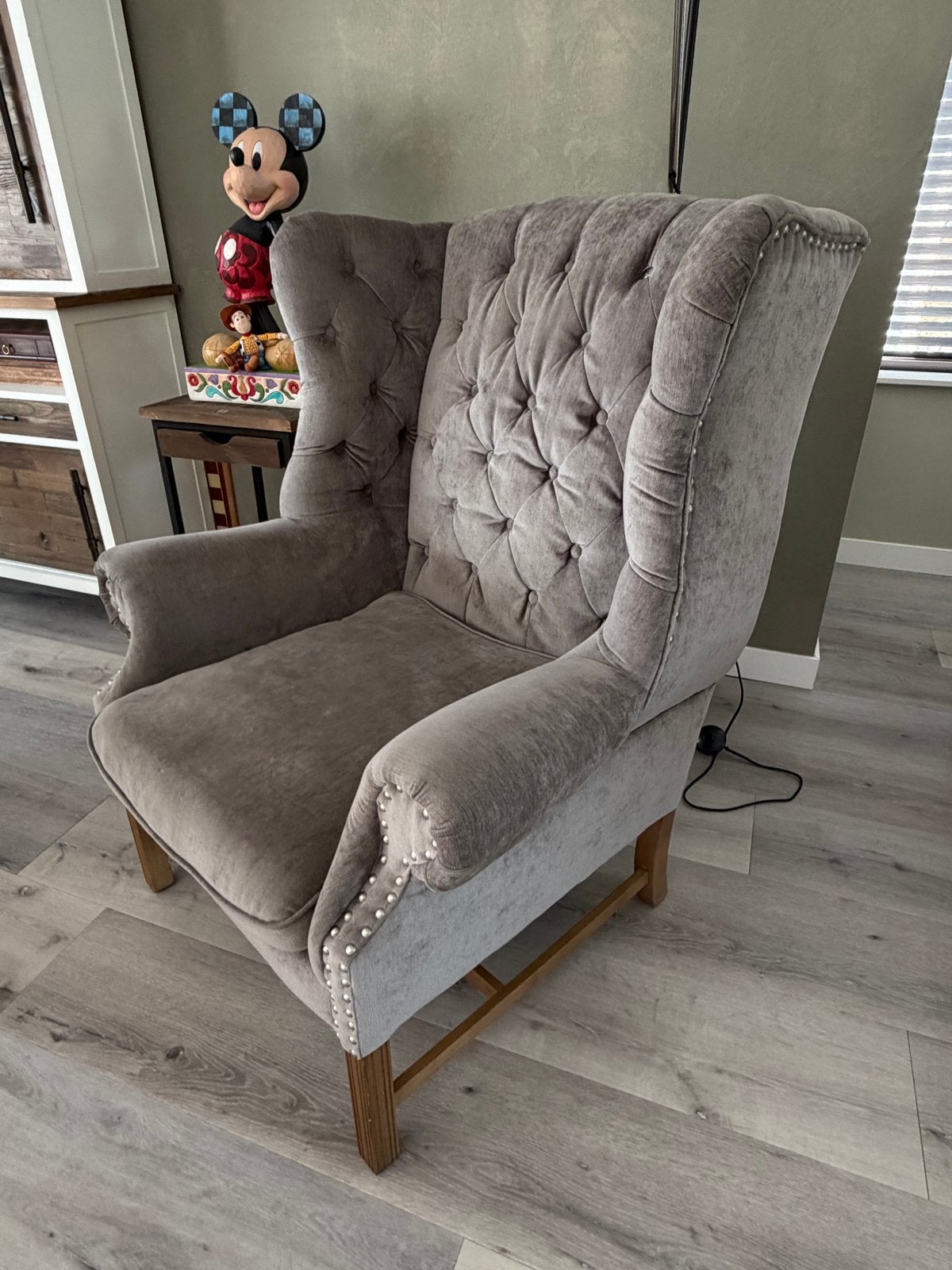 Stijlvolle olijfgroene oorfauteuil met nageltrim, Ophalen, Gebruikt, Stof, 75 tot 100 cm