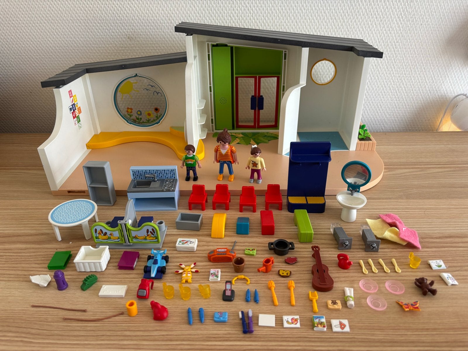 Playmobil Kinderdagverblijf met veel accessoires, Gebouw, Complete set, Ophalen of Verzenden, Zo goed als nieuw