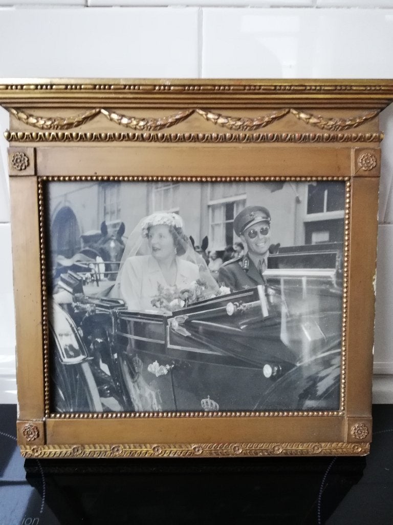 Bijzonder gedecoreerde lijst met foto Juliana en Bernhard, Ophalen, Hout