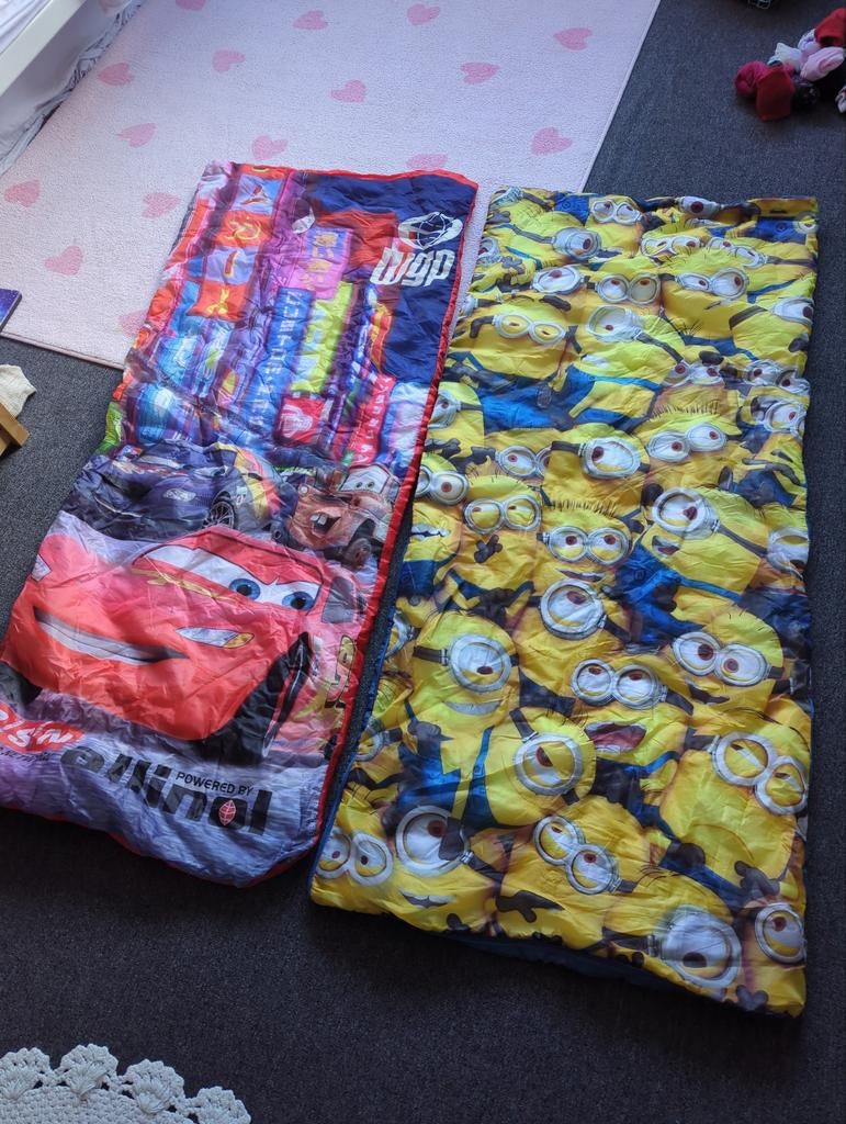Twee kinder slaapzakken Cars en Minions, Caravans en Kamperen, Slaapzakken, Ophalen, Zo goed als nieuw