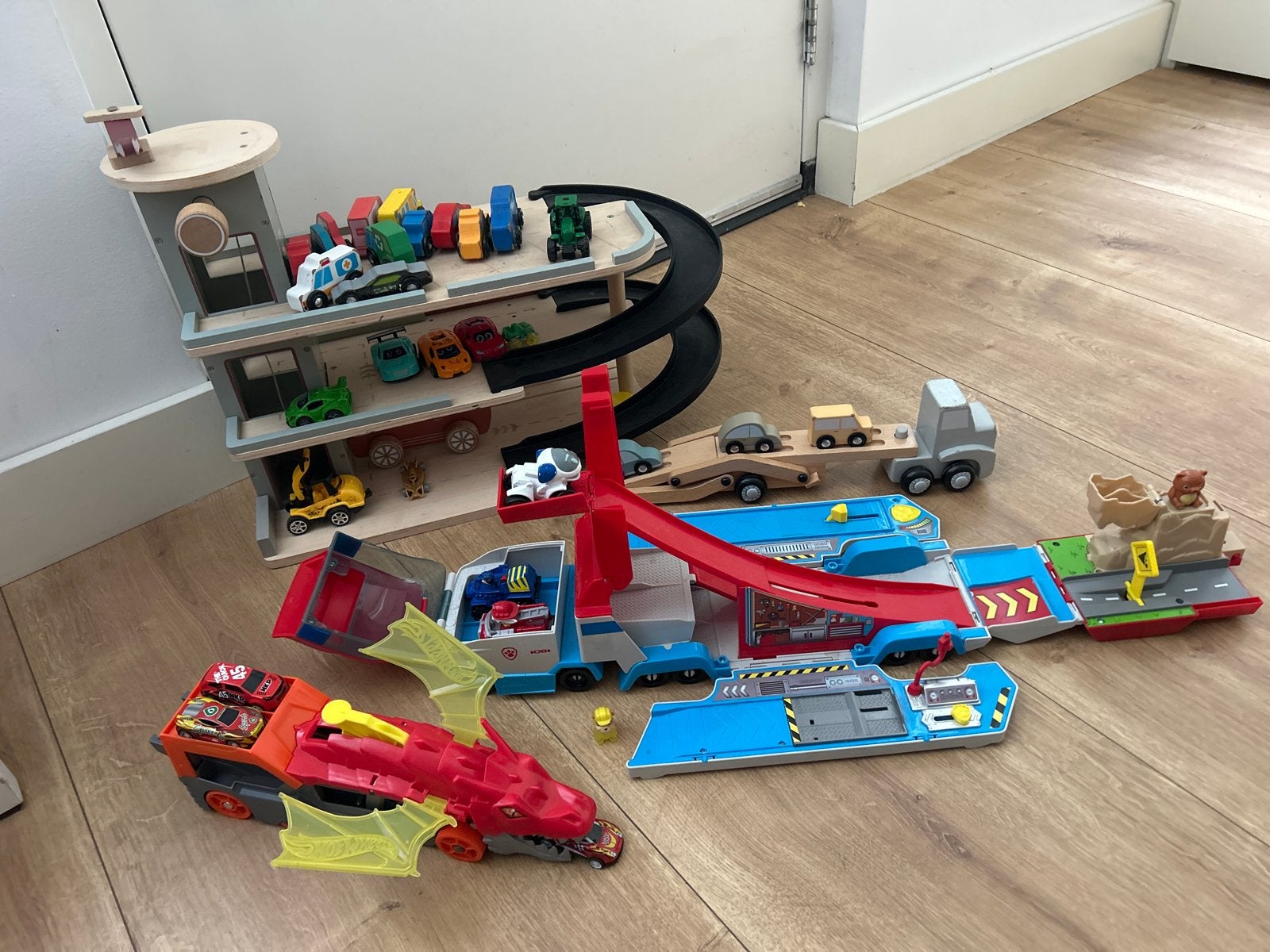 Hot Wheels draak, Paw Patrol transporter & houten autobaan, Ophalen, Zo goed als nieuw