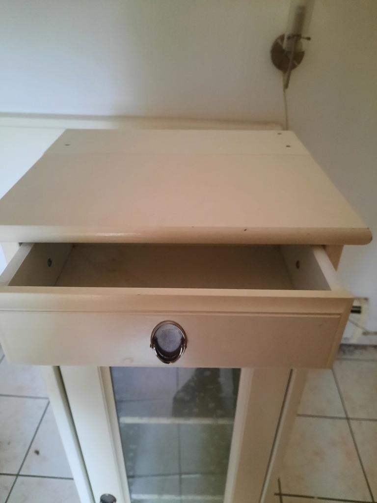 Vintage wit vitrinekastje met lade en glazen deur, Huis en Inrichting, Kasten | Vitrinekasten, Minder dan 50 cm, Gebruikt, Met deur(en)