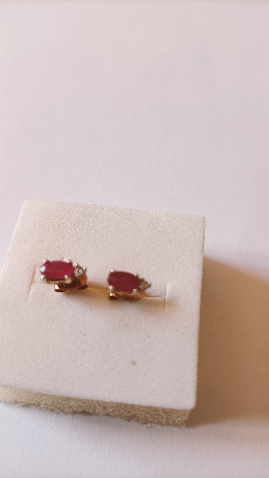 Gouden oorstekers Robijn en diamantje, 14 krt, Sieraden, Tassen en Uiterlijk, Antieke sieraden, Verzenden, Goud, Oorbellen, Met edelsteen