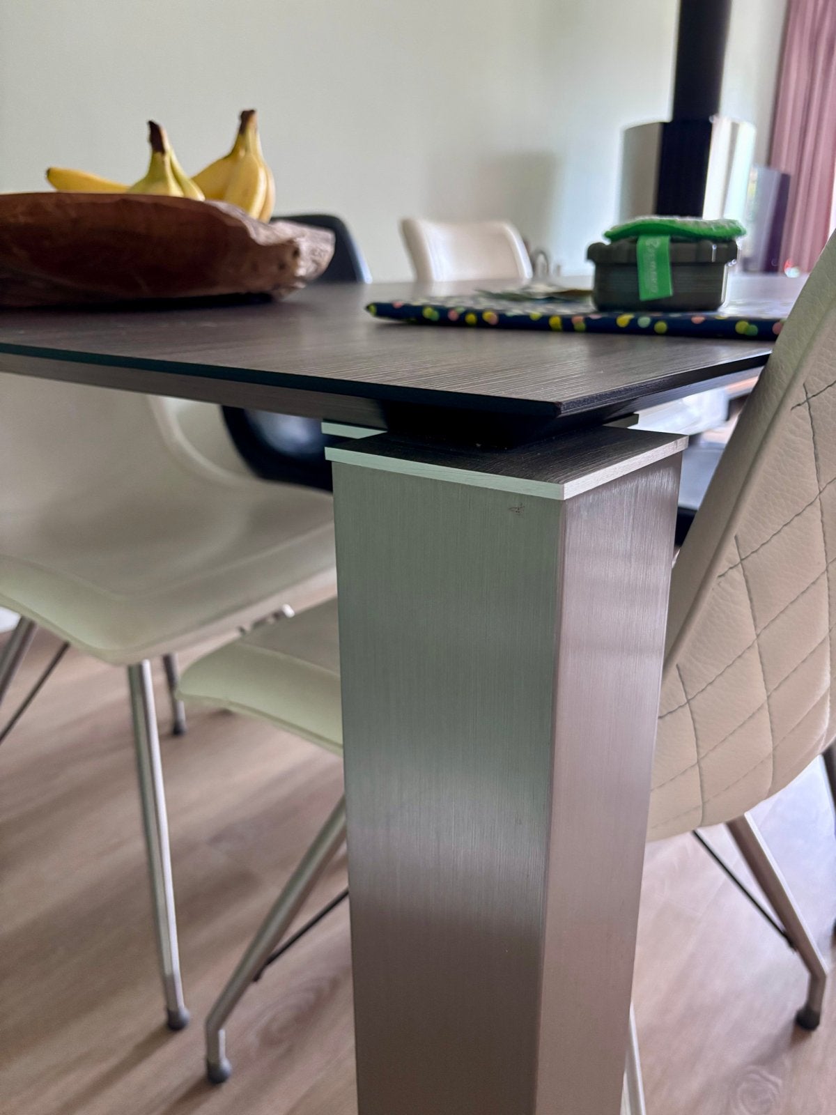 Moderne eettafel met donker houten blad en metalen poten, Ophalen, Gebruikt, 50 tot 100 cm, 150 tot 200 cm