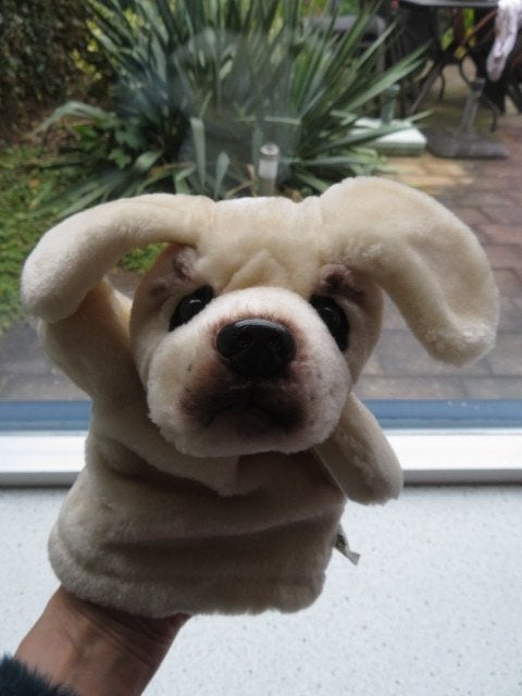 Handpop Hond Buldog puppy merk PAGE poppenkastpop, Zo goed als nieuw, Met label, Beige, Hond