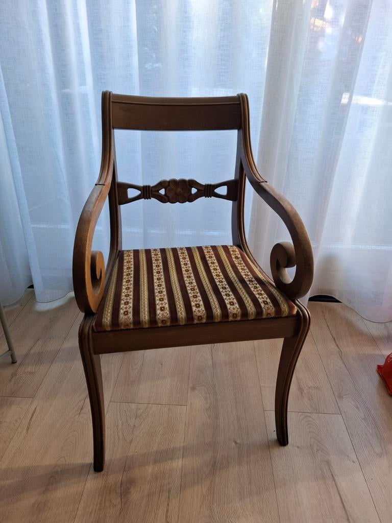Antieke houten stoel met gestreepte bekleding, Ophalen
