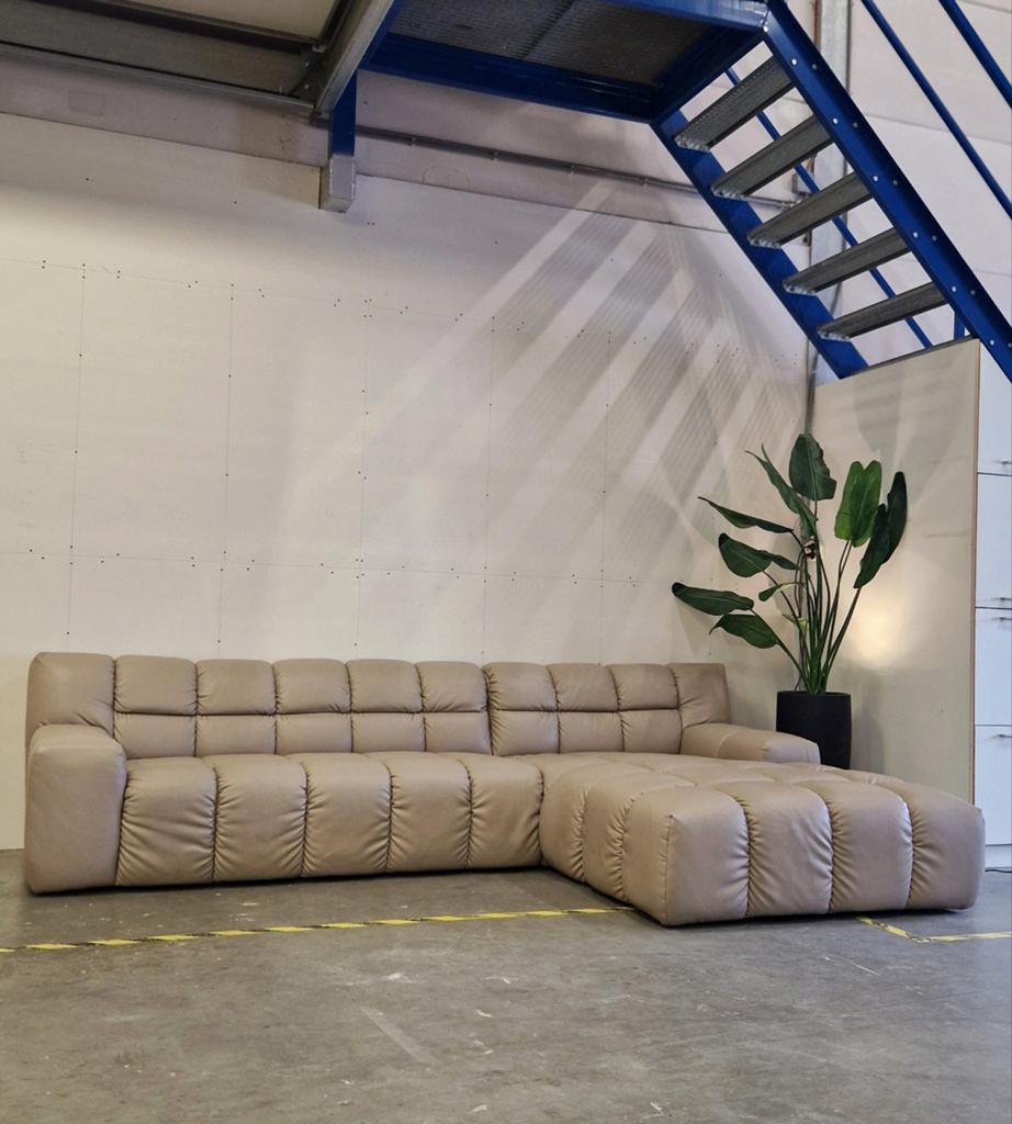 XL Luxe Design Hoekbank Taupe Lederlook 325x90 cm.Z.G N, Hoekbank, 300 cm of meer, Leer, Ophalen of Verzenden
