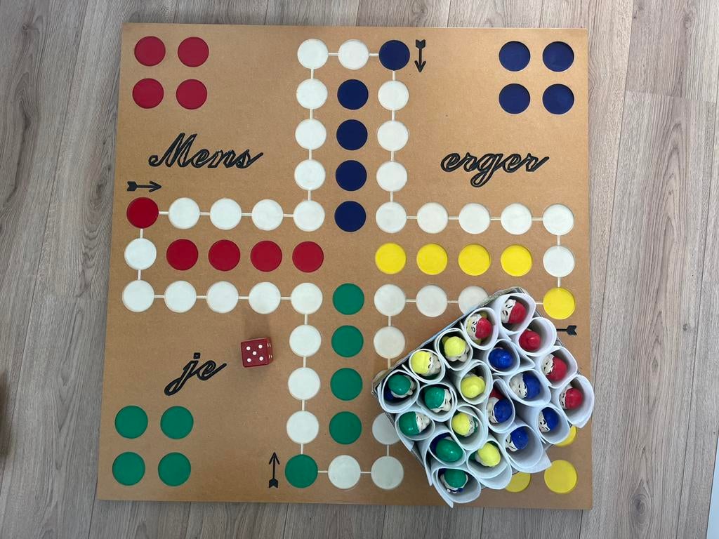 Bordspel Mens erger je niet, Drie of vier spelers, Ophalen, Gebruikt