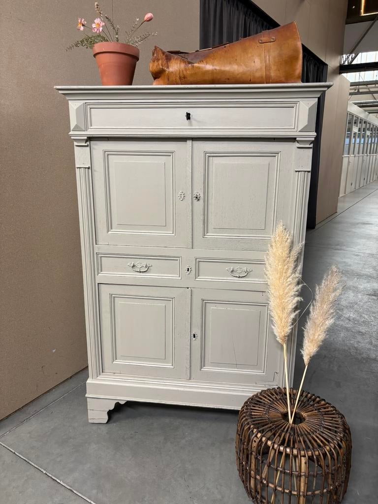 Brocante meidenkast / buffetkast / kast, Ophalen, Studio Larilo, Studiolarilo@gmail.com, Zo goed als nieuw