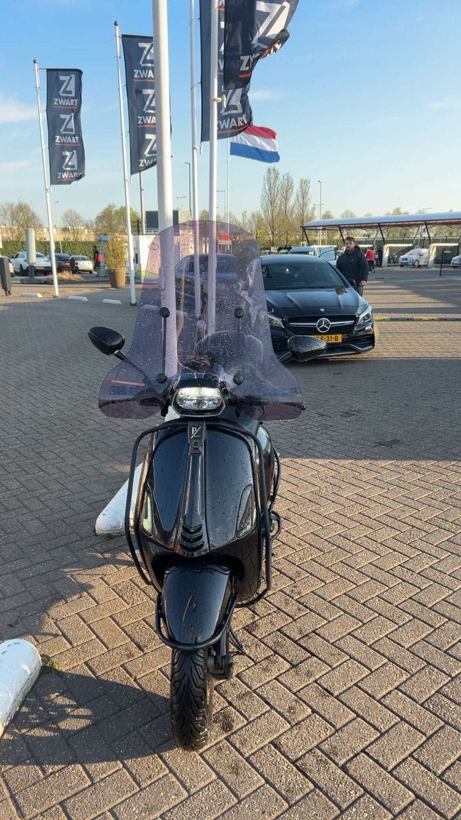Nette scooter met hoog windscherm, valbeugels en topkoffer, Ophalen of Verzenden, Gebruikt