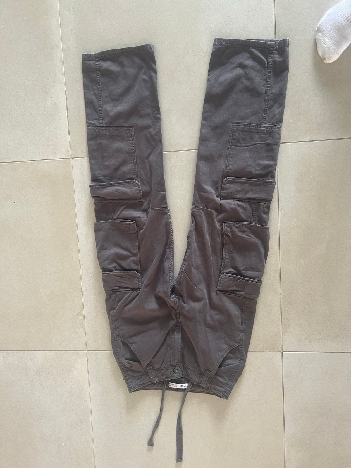 Bershka Cargo Broek - Maat 34 (XS), Ophalen of Verzenden, Zo goed als nieuw, Maat 34 (XS) of kleiner, Grijs