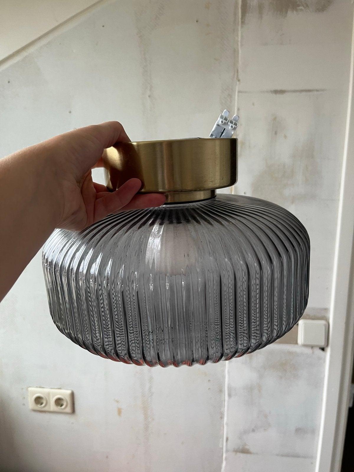 Moderne plafondlamp met geribbeld glas en messing accent, Ophalen, Grijs, Zo goed als nieuw, Glas