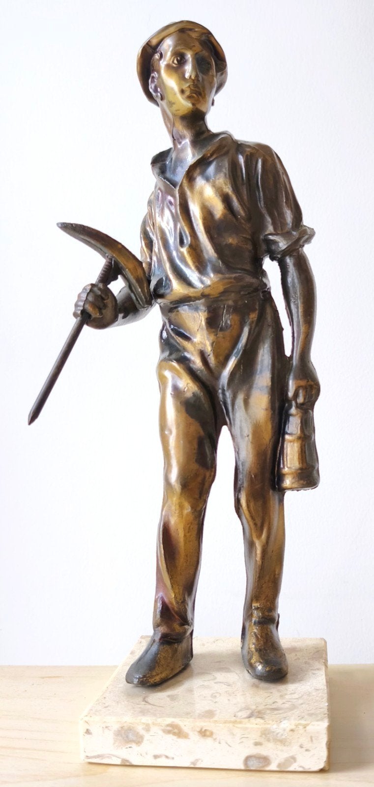 Bronzen beeld van een mijnwerker met pikhouweel en lamp, Antiek en Kunst, Ophalen of Verzenden
