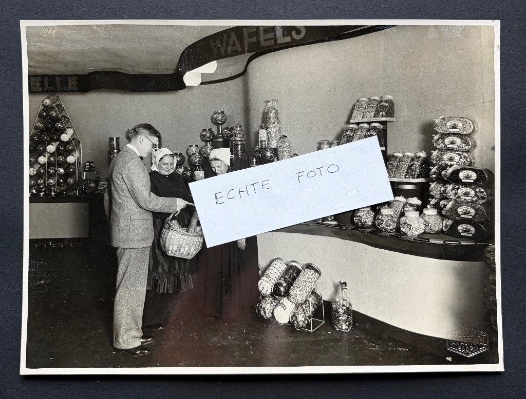Foto Zeeuws Vlaanderen snoepwinkel 1934, Verzamelen, Gebruikt, Foto, Klederdracht, Ophalen of Verzenden