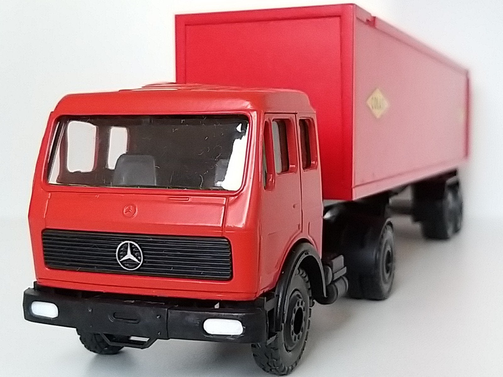 Mercedes SK trekker met kastenoplegger "Colas", Hobby en Vrije tijd, Modelauto's | 1:50, Ophalen of Verzenden, Nieuw, Bus of Vrachtwagen