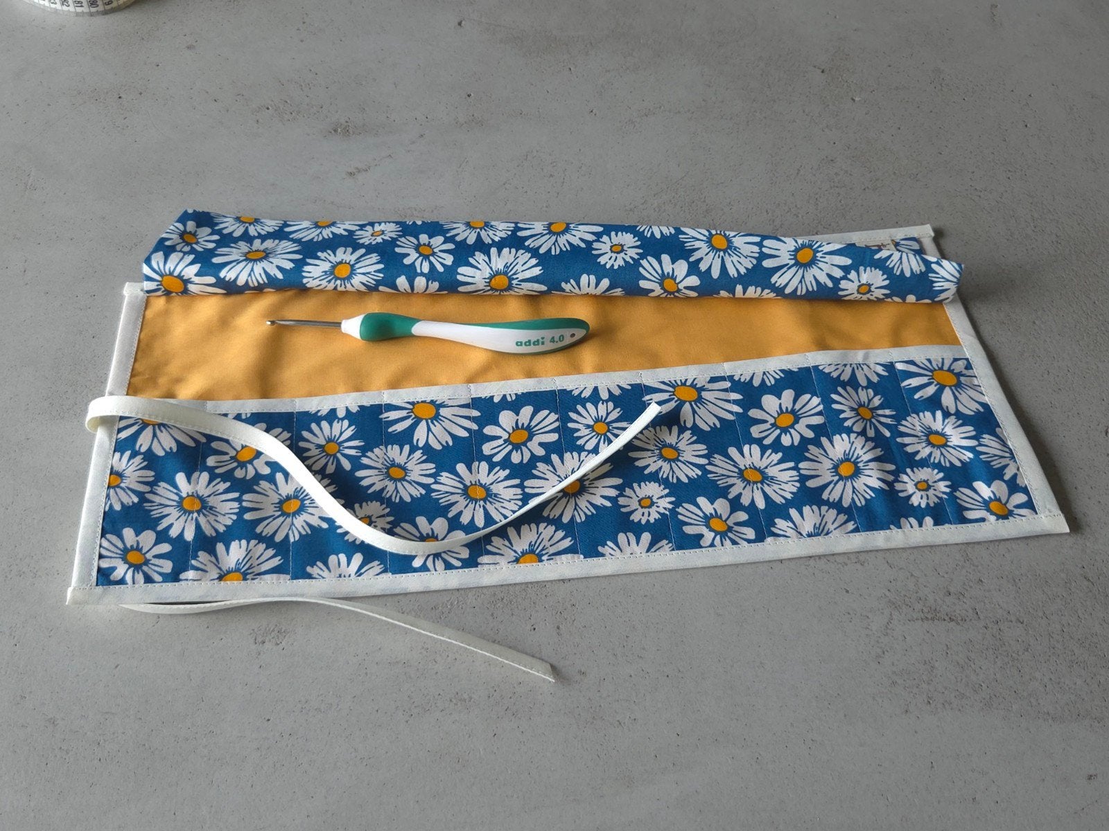 Vrolijke etui 'Margrieten' voor 10 Addi Swing haaknaalden, Ophalen of Verzenden, Nieuw, Breien of Haken, Overige typen
