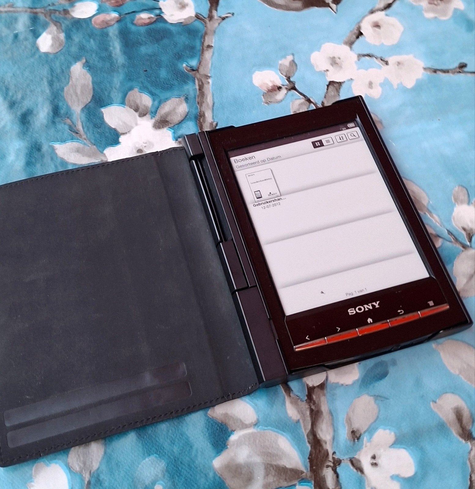 Sony PRS T1 e-reader met hoes met verlichting., Gebruikt, 6 inch of minder, Ophalen of Verzenden, 4 GB of minder