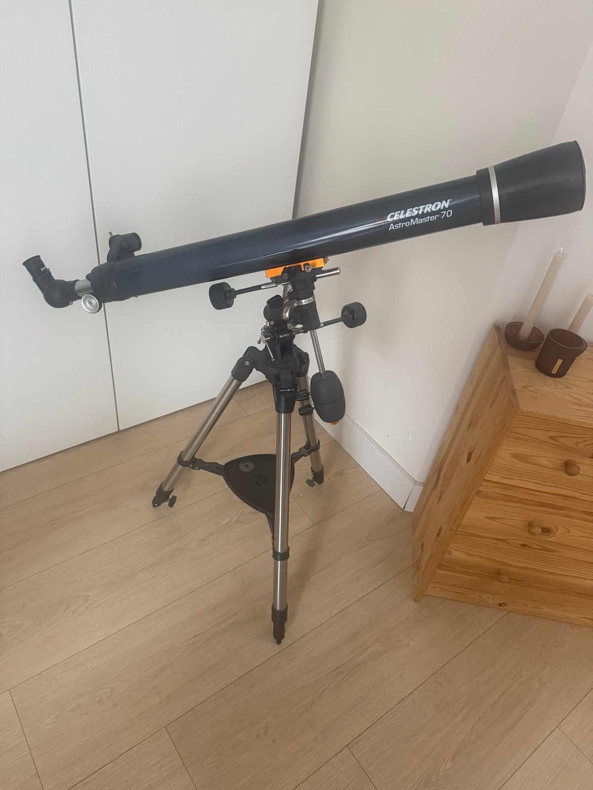 Celestron AstroMaster 70EQ Refractor Telescoop met Statief, Ophalen, Lenzentelescoop (refractor), Met statief, Zo goed als nieuw