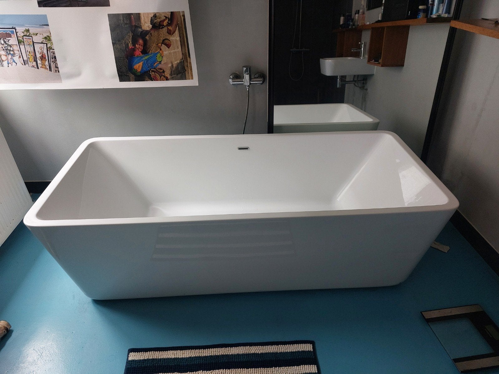 Foto 2 van Modern wit ligbad - Zo goed als nieuw