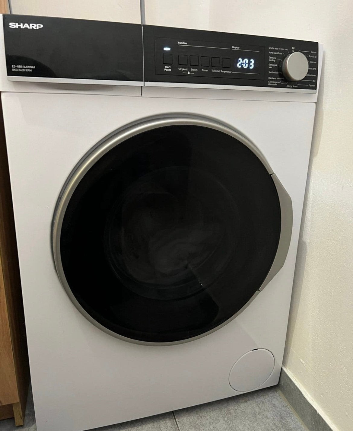 Wasmachine Sharp, Ophalen, Zo goed als nieuw, 85 tot 90 cm, 1200 tot 1600 toeren
