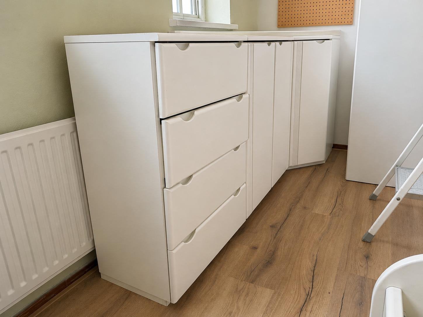 GRATIS OPHALEN Witte lage kast en vierdeurs kledingkast, Huis en Inrichting, Ophalen, Zo goed als nieuw, 50 tot 75 cm, 150 tot 200 cm