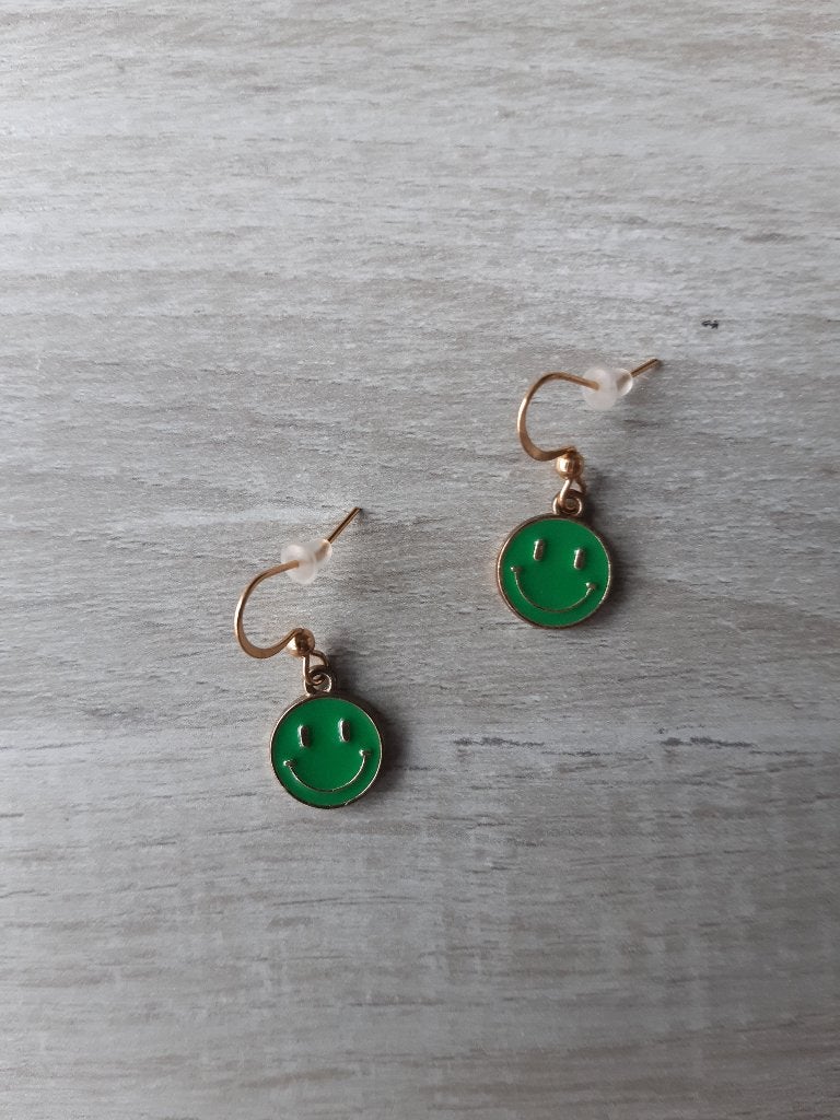 Hypoallergene gouden oorbellen met groene smiley, Overige materialen, Hangers, Nieuw, Ophalen of Verzenden