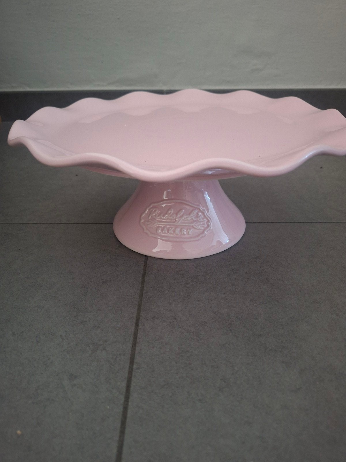Roze taart plateau "rudolph's bakery", Ophalen, Zo goed als nieuw