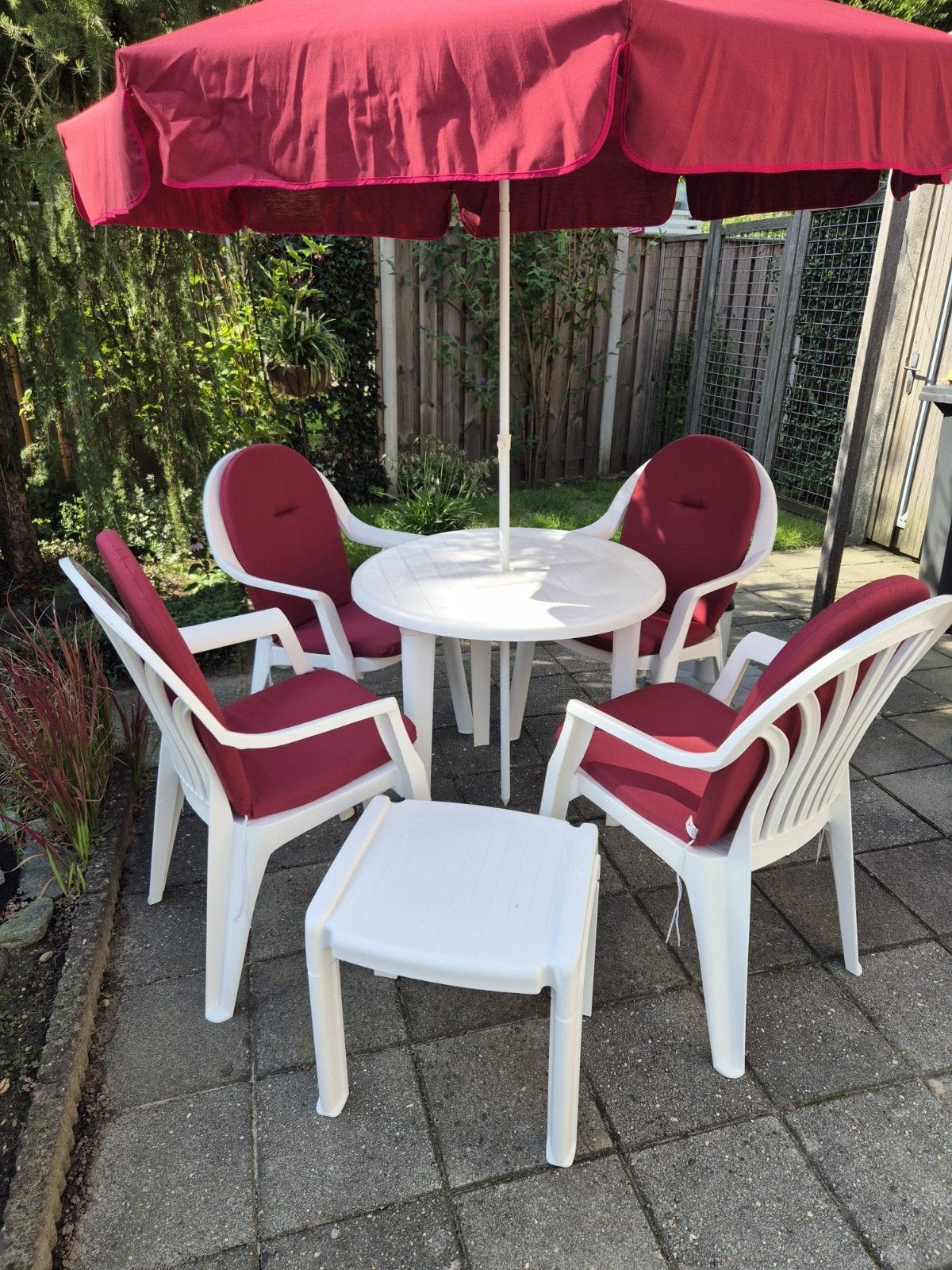 Nieuwe Kunststof tuinset met parasol en kussens, Tuin en Terras, Ophalen, 4 zitplaatsen, Kunststof, Nieuw