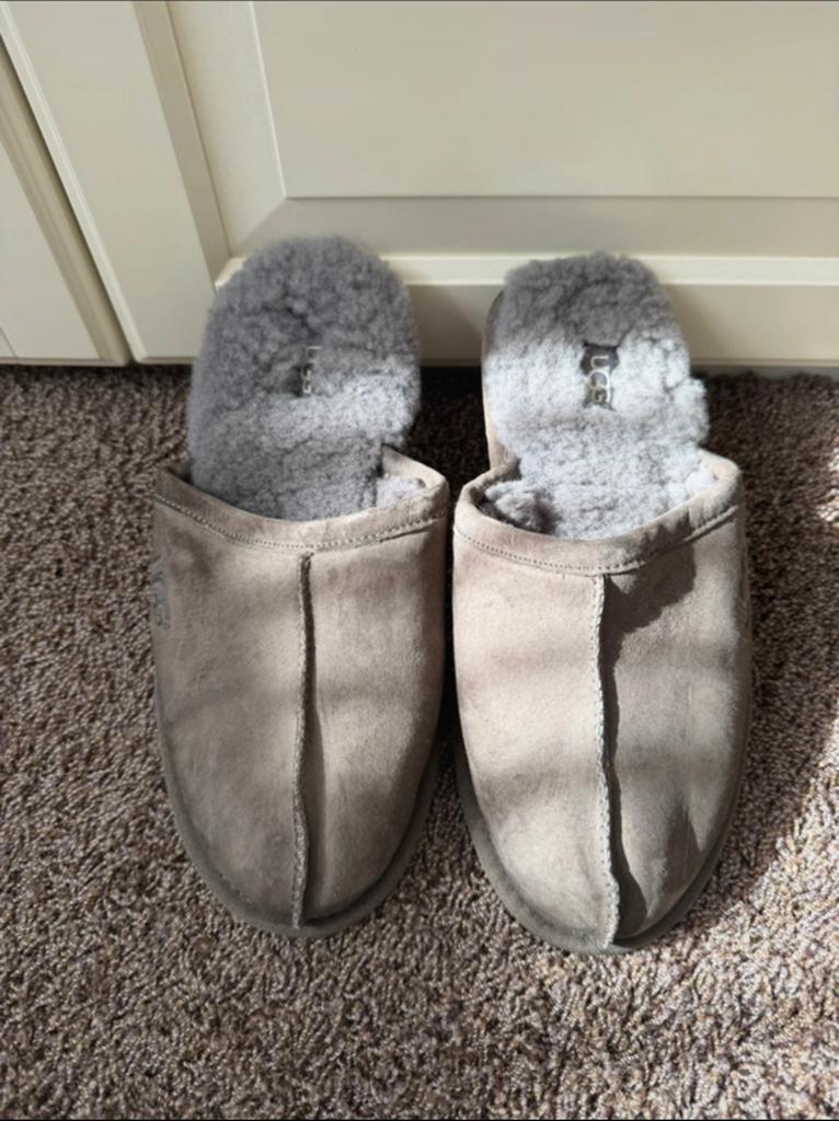 Ugg pantoffels grijs - Maat 40.5, Kleding | Heren, Schoenen, Ophalen of Verzenden, Zo goed als nieuw, Overige kleuren, Pantoffels of Sloffen