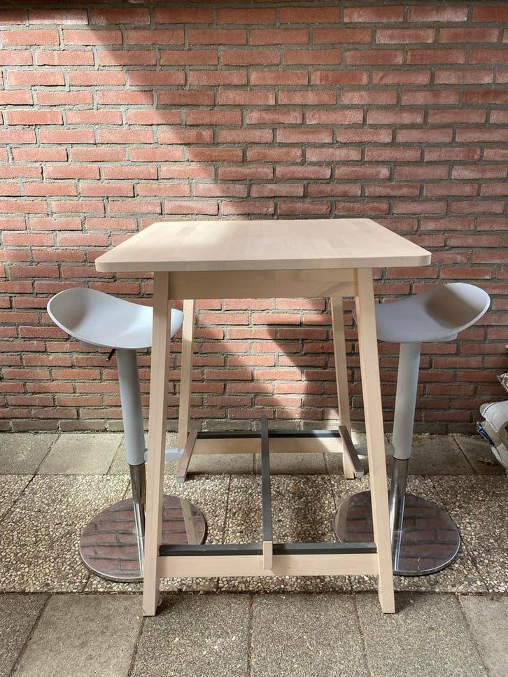 IKEA Nörraker Bartafel met 2 Janninge Barkrukken, Huis en Inrichting, Ophalen, Draaibaar, Zo goed als nieuw, 90 cm of meer