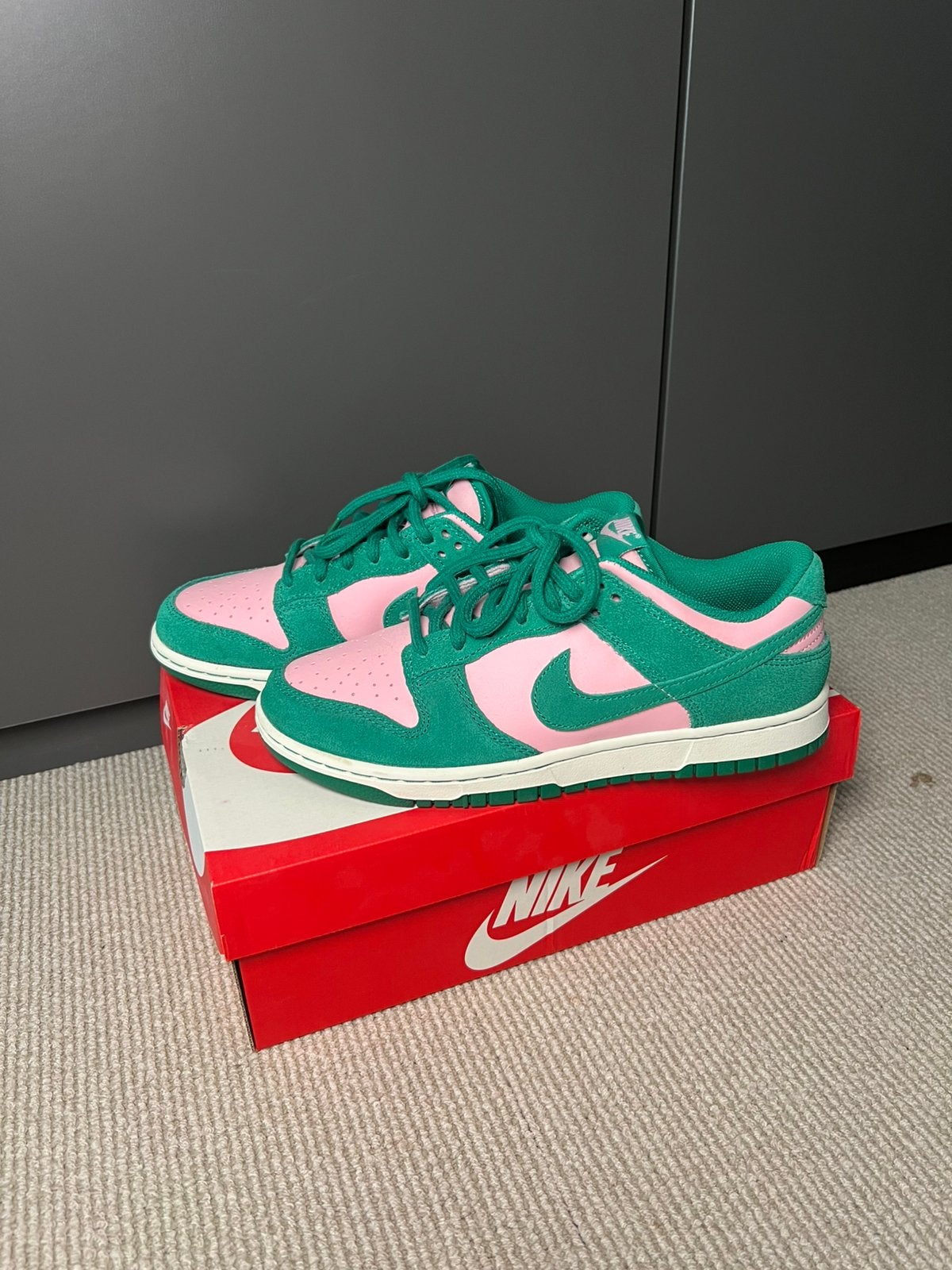 Nike Dunk Low Retro SE - Roze/Groen maat 41, Ophalen of Verzenden, Zo goed als nieuw, Roze, Sneakers of Gympen