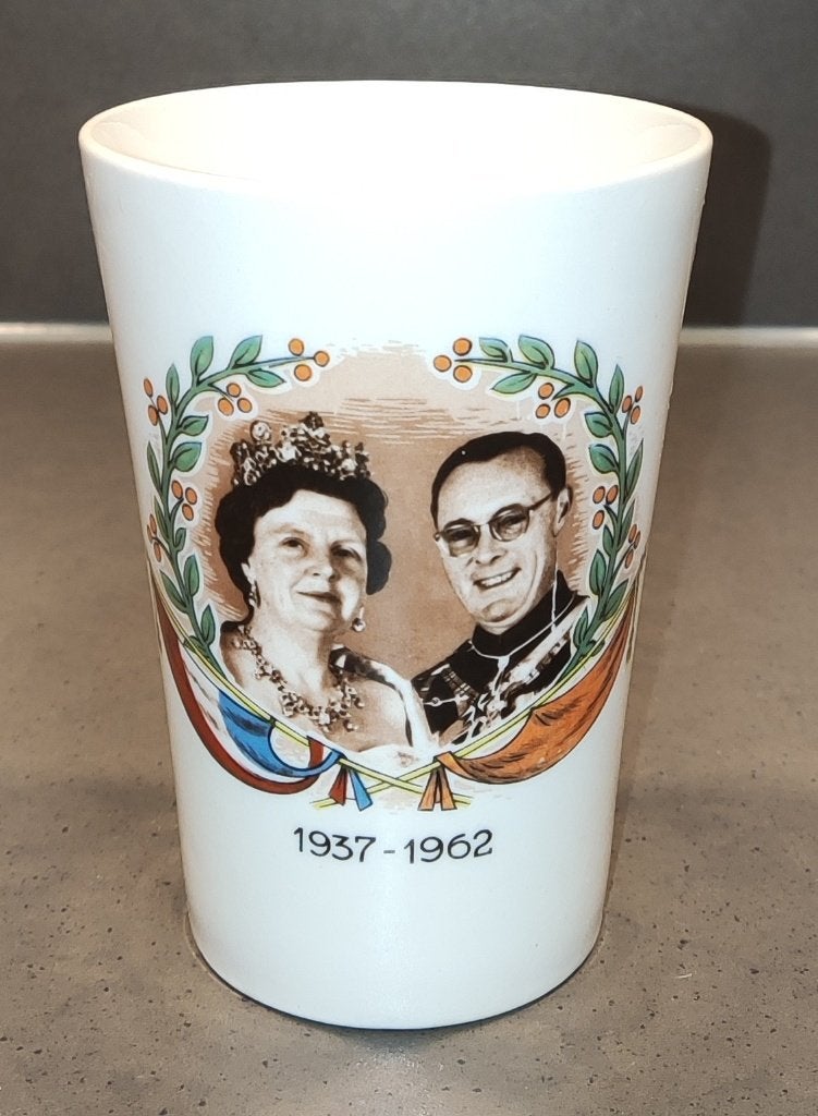 Herinneringsbeker Zilveren huwelijk Juliana & Bernhard, Ophalen of Verzenden, Zo goed als nieuw, Nederland, Servies