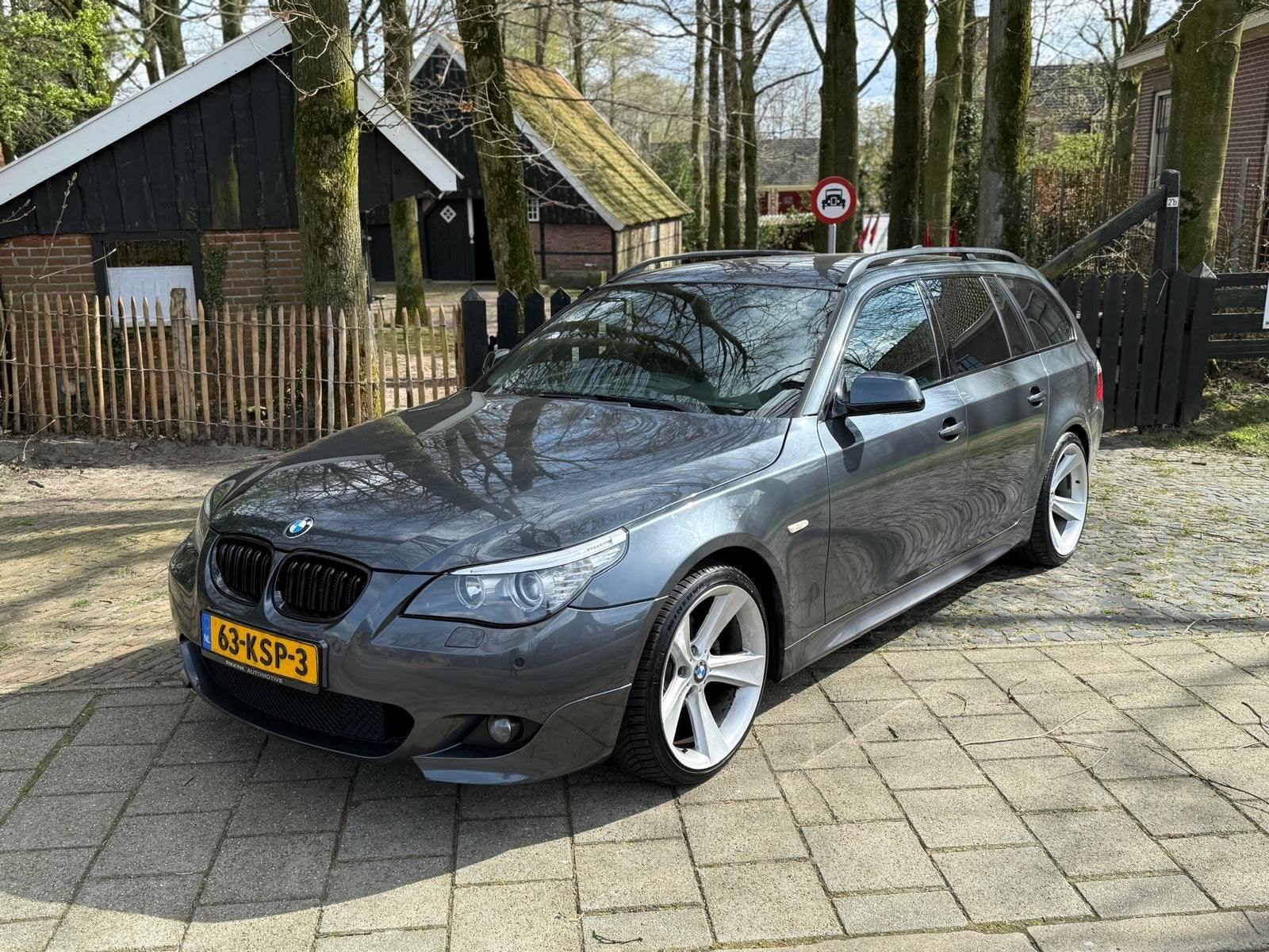 BMW 5-Serie 2.0 520I Touring AUT 2010 Antraciet, Auto's, Automaat, Achterwielaandrijving, Zwart, 4 cilinders