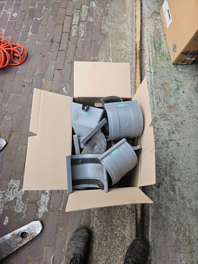 Doos vol pvc dakgoot delen, Ophalen of Verzenden