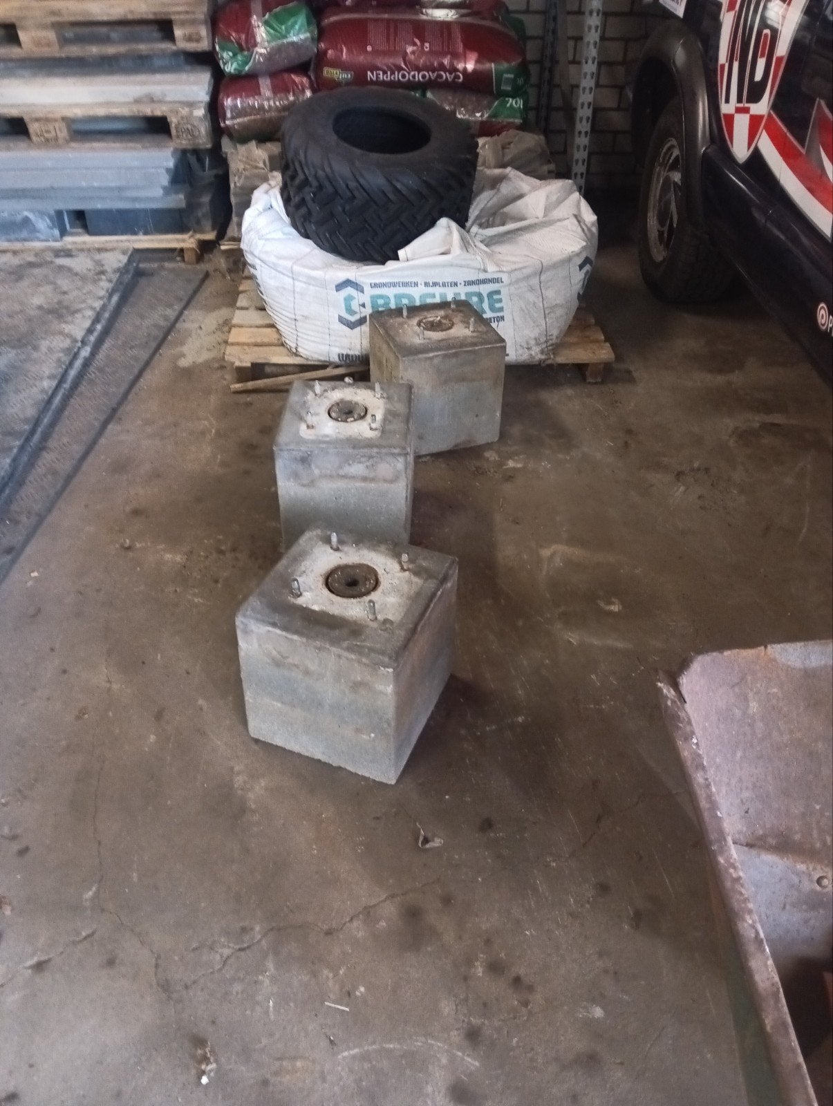 Betonnen blokken 30x30x40 cm voor klappaaltjes (gratis), Doe-het-zelf en Verbouw, Ophalen of Verzenden