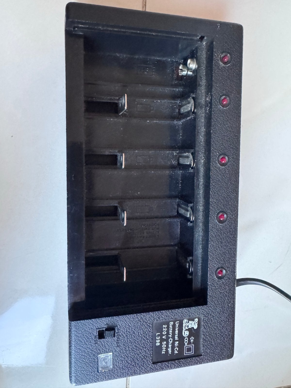 Universele Ni-Cd Batterijlader 220V 50Hz L398, Ophalen, Gebruikt