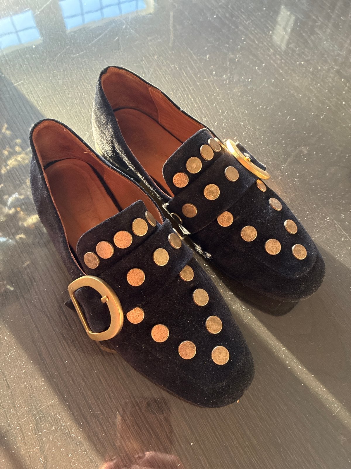 Babouche-Zwarte fluwelen instappers met gouden studs, Ophalen of Verzenden, Zo goed als nieuw, Zwart, Instappers
