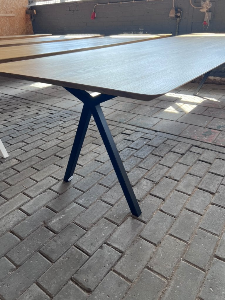Studio Henk 300 x 100 Eiken Slim x Zwart | Van €3439, nu, Huis en Inrichting, Tafels | Eettafels, Studio Henk, Ophalen of Verzenden