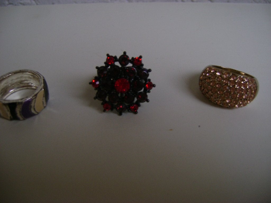3ringen 1met rode steentjes 1 zwart/geel 1gladde goudkleurig, Overige materialen, Ophalen of Verzenden, Zo goed als nieuw, 17 tot 18