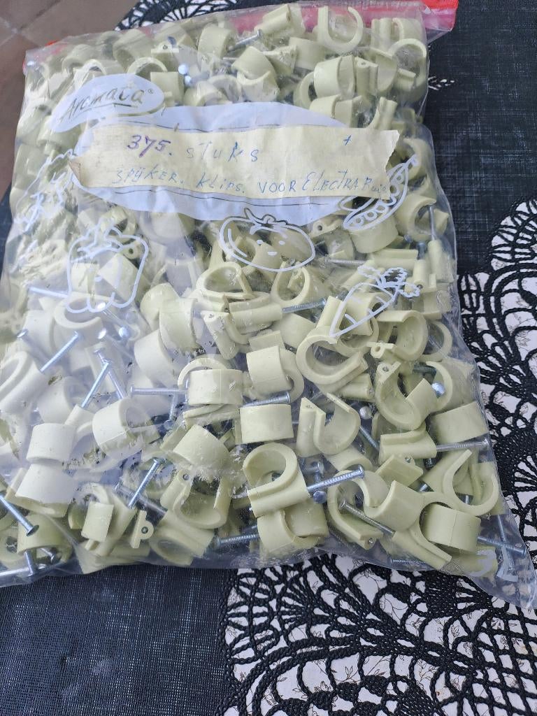 te koop 375 stuks spijker klips en rest partij pijp beugels, Ophalen of Verzenden, Nieuw, Overige typen