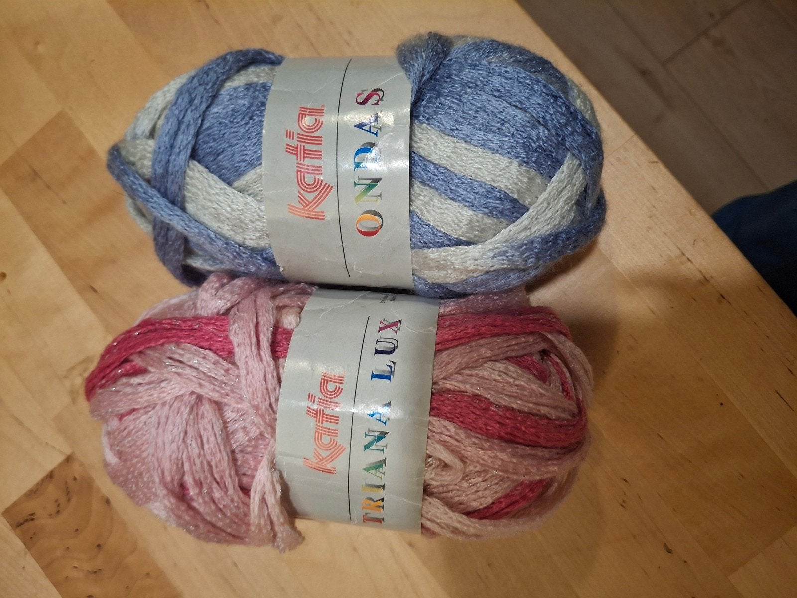 Breigaren, 2 bollen speciale wol. Merk Katia nieuw in wikkel, Ophalen of Verzenden, Nieuw, Breien, Wol of Garen