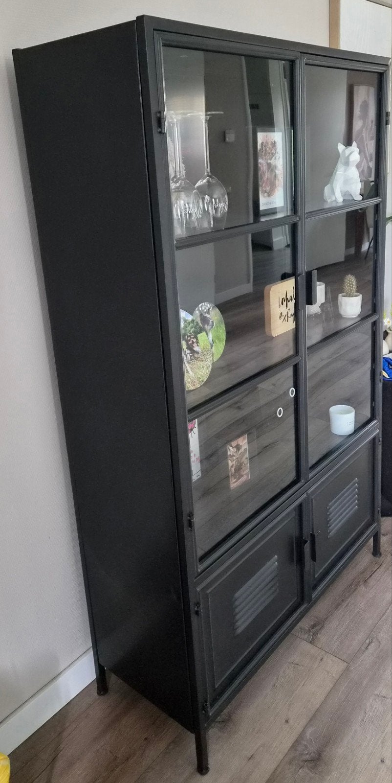 WOOOD Vitrinekast Ronja zwart metaal 167x99x40,5 cm, Ophalen, Met deur(en), 50 tot 100 cm, Zo goed als nieuw