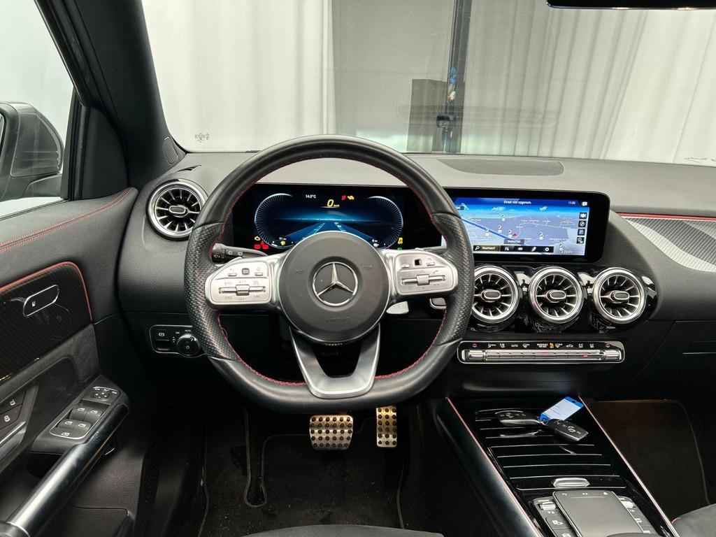 Mercedes-Benz GLA-klasse 250 e AMG|Pano|Ambilight|Stoelverw|, Automatische klimaatregeling, Gebruikt, Leder en Stof, Bedrijf
