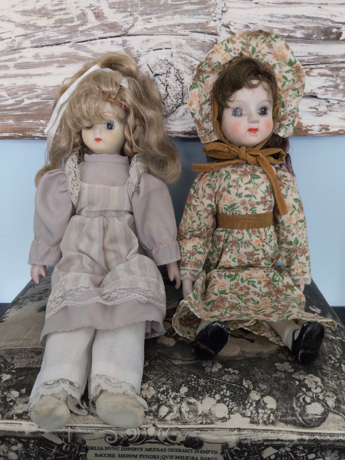 2 oud antieke poppen porselein intact met kleding, Verzamelen, Poppen, Ophalen of Verzenden, Zo goed als nieuw, Pop